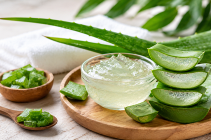 Hoja de aloe vera abierta mostrando su gel natural utilizado para el cuidado y la hidratación de la piel.