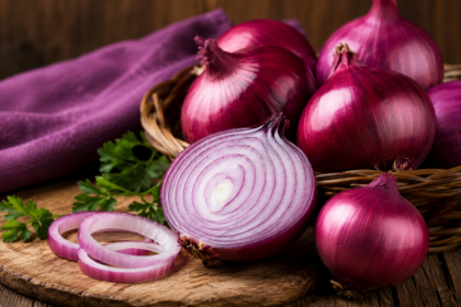 Cebolla morada fresca destacando sus propiedades antioxidantes y beneficios para fortalecer el sistema inmunológico.