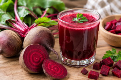 Jugo de remolacha fresca junto a remolachas enteras utilizado como parte de una alimentación orientada al bienestar cardiovascular.